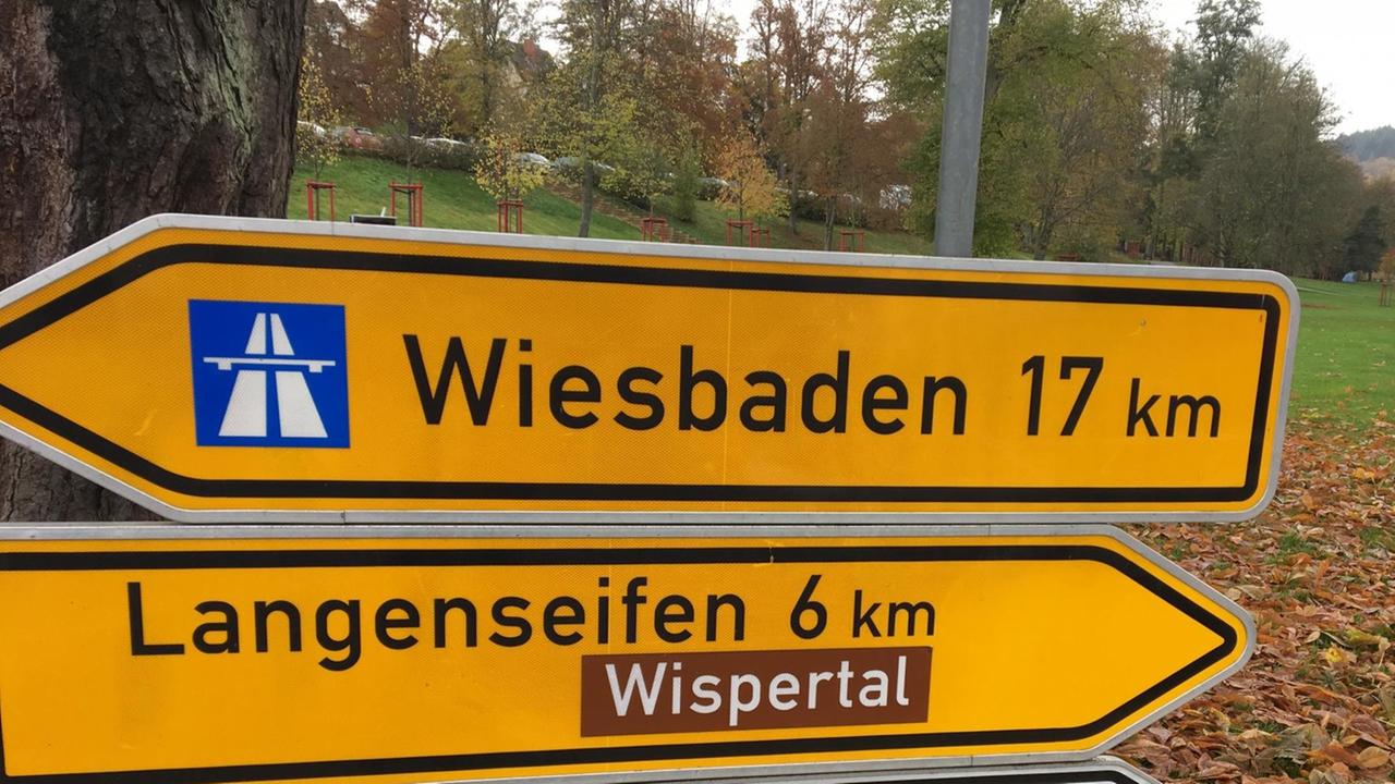 Straßenschilder in Bad Schwalbach. Eines zeigt, dass Wiesbaden nur 17 Kilometer entfernt ist.