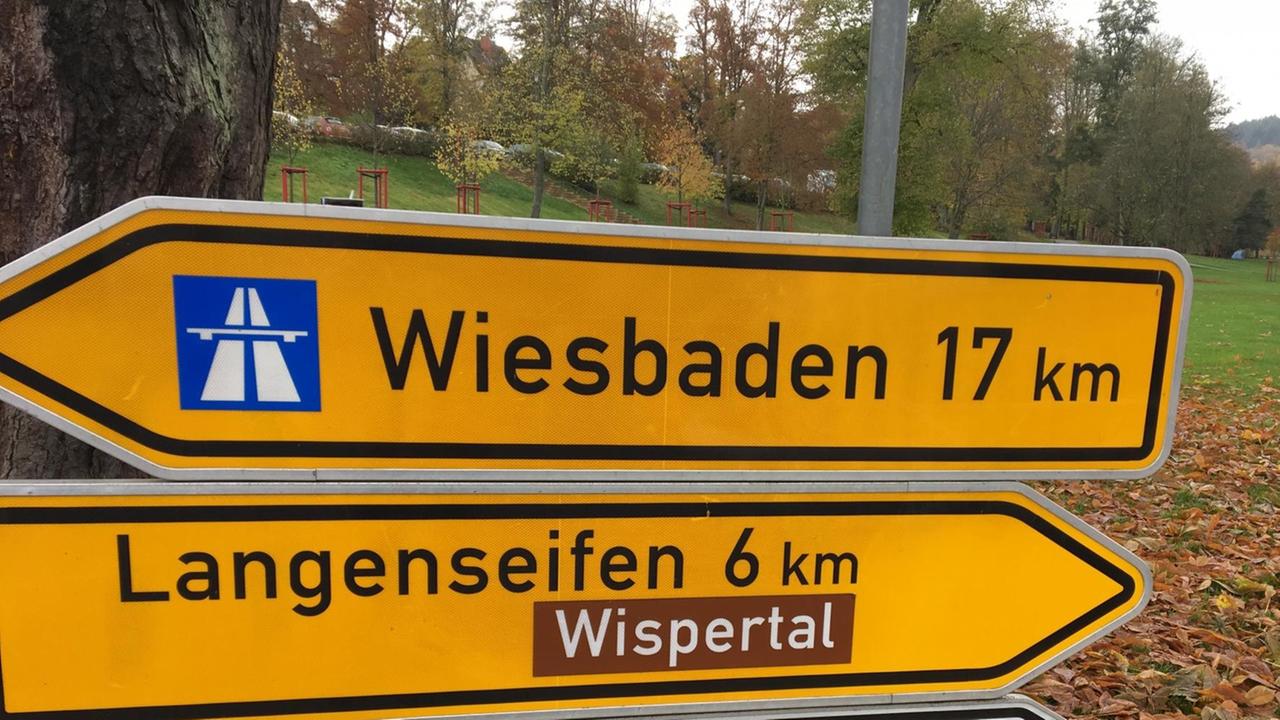 Straßenschilder in Bad Schwalbach. Eines zeigt, dass Wiesbaden nur 17 Kilometer entfernt ist. Straßenschilder in Bad Schwalbach. Eines zeigt, dass Wiesbaden nur 17 Kilometer entfernt ist.