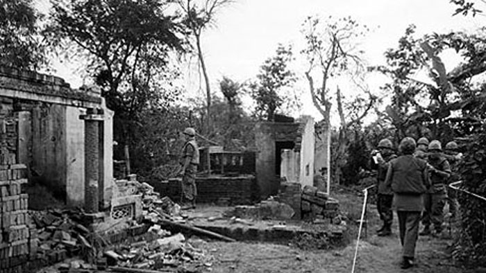 US-Soldaten untersuchen den Ort My Lai in Südvietnam, nach dem Massaker an über 500 Zivilisten. US-Soldaten untersuchen den Ort My Lai in Südvietnam, nach dem Massaker an über 500 Zivilisten.