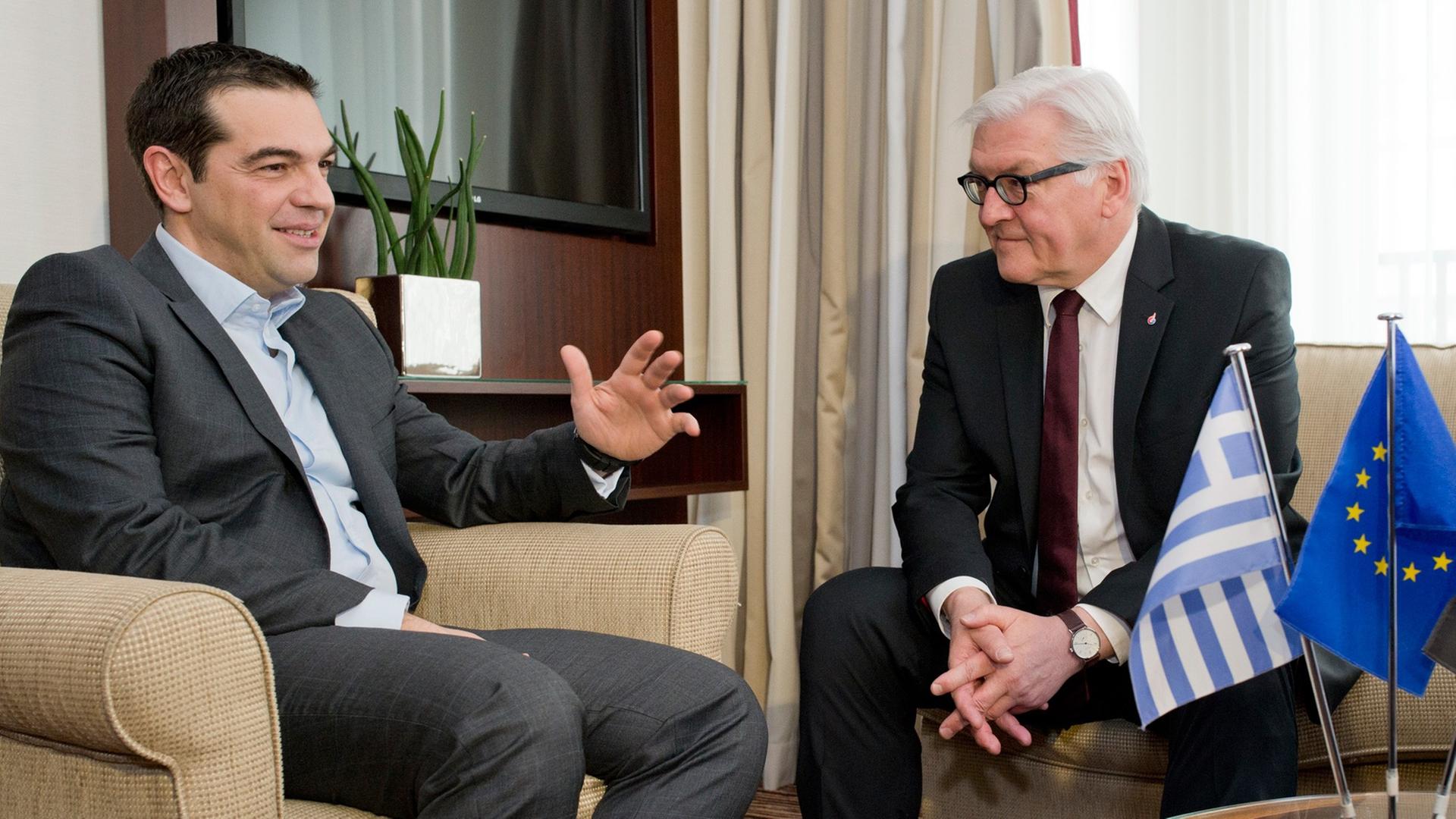 Der griechische Ministerpräsident Alexis Tsipras mit Bundesaußenminister Frank-Walter Steinmeier. Der griechische Ministerpräsident Alexis Tsipras mit Bundesaußenminister Frank-Walter Steinmeier.