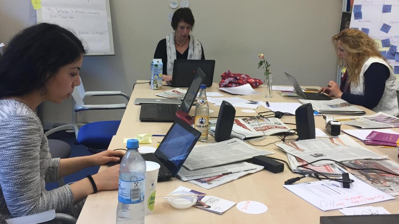 Redaktionsarbeit bei "Amal", einer Internetplattform für Medienausbildung von Flüchtlingen Redaktionsarbeit bei "Amal", einer Internetplattform für Medienausbildung von Flüchtlingen