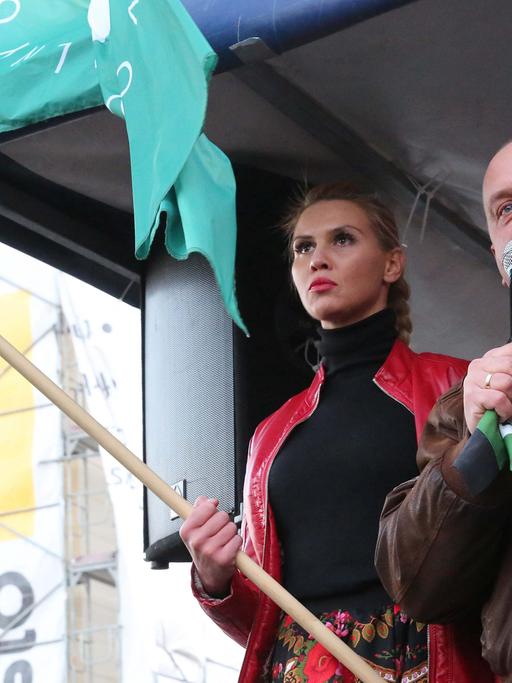 Marian Kowalski, Vorsitzender der Partei "Nationale Bewegung", hetzt auf einer Veranstaltung in Warschau gegen Flüchtlinge.