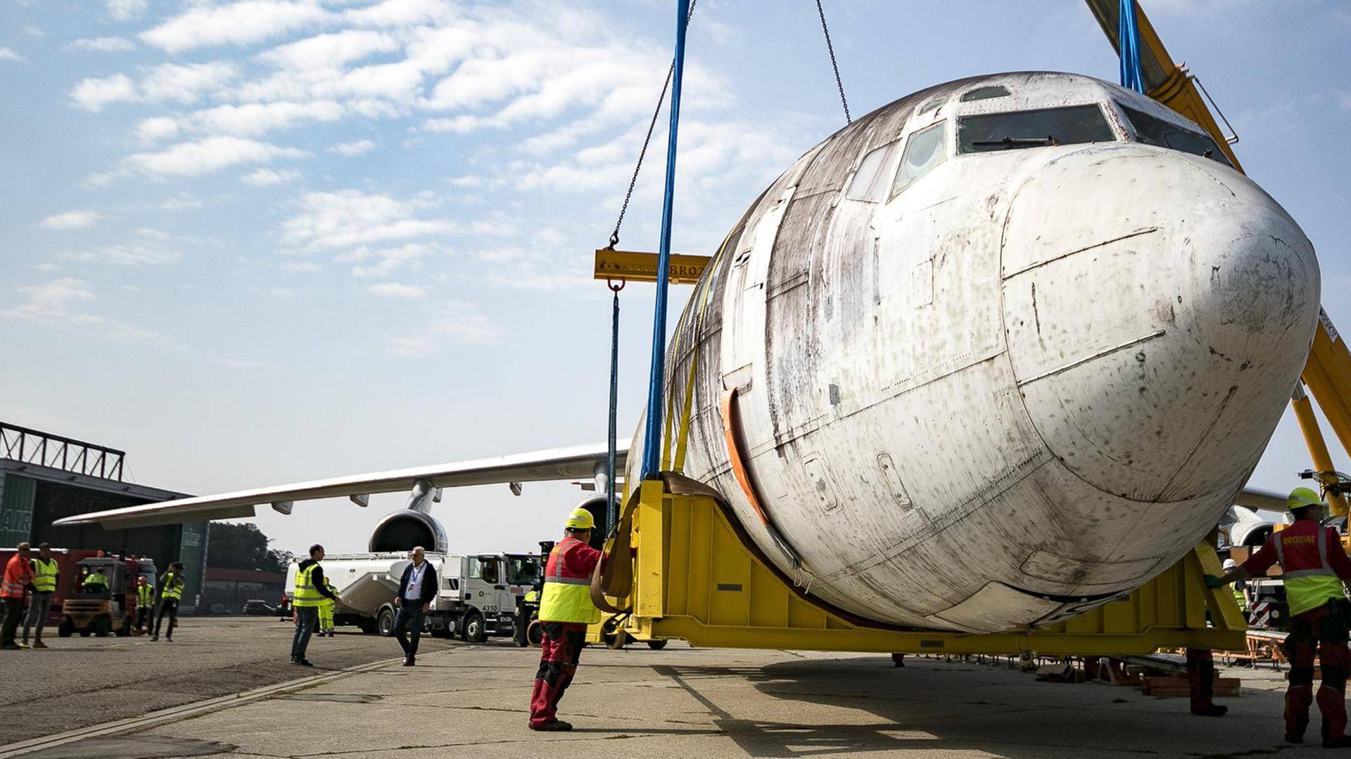 Das Wrack der "Landshut" wird in Friedrichtshafen in den Hangar gebracht. Das Wrack der "Landshut" wird in Friedrichtshafen in den Hangar gebracht.