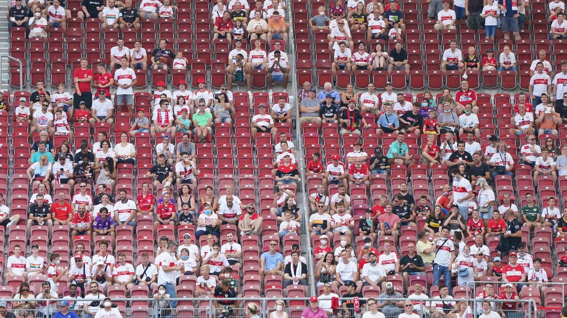 Fans beim Bundesliga-Auftakt 2021/22 in Stuttgart Fans beim Bundesliga-Auftakt 2021/22 in Stuttgart