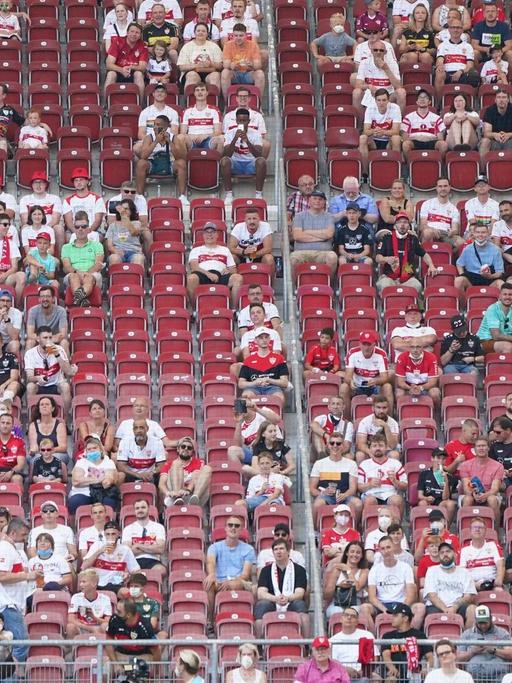 Fans beim Bundesliga-Auftakt 2021/22 in Stuttgart