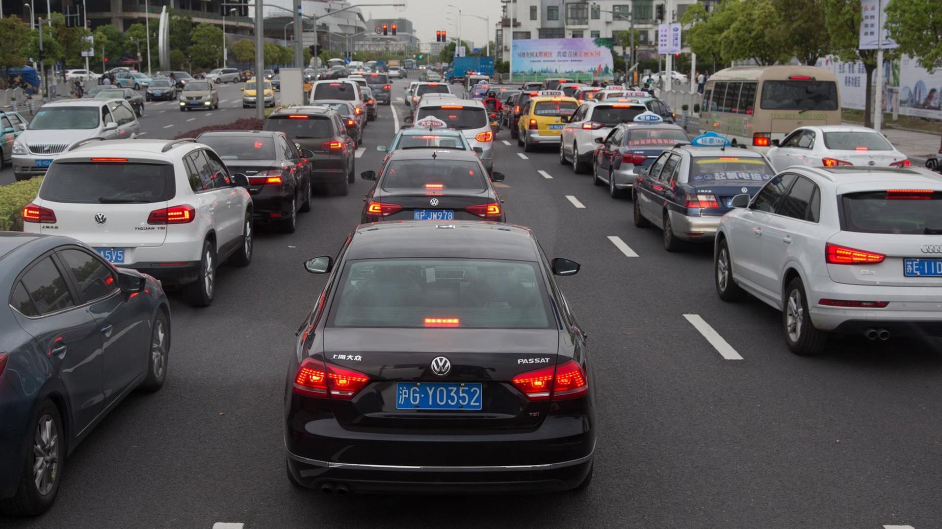 Ein Volkswagen Passat steht am 19.04.2017 im chinesischen Shanghai im dichten Verkehr im Stau. Foto: Friso Gentsch/dpa | Verwendung weltweit