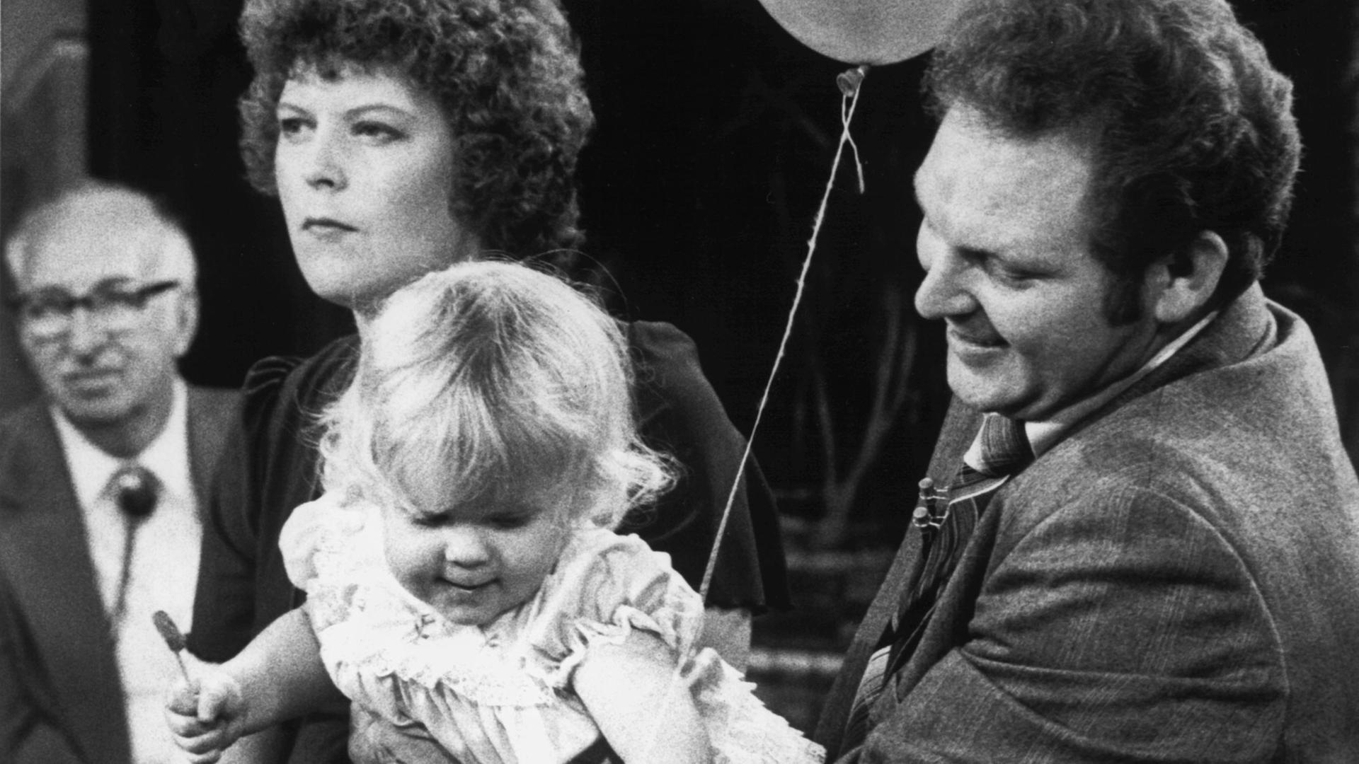 Das erste Retortenbaby der Welt, Louise Joy Brown, mit ihren Eltern John (r) und Lesley bei ihrem ersten Fernsehauftritt in der amerikanischen "Donahue Show" (Sendung mit Phil Donahue) in Chicago am 7. September 1979. Das durch künstliche Befruchtung außerhalb des Körpers der Mutter gezeugte Baby wurde am 25. Juli 1978 in Großbritannien geboren. |