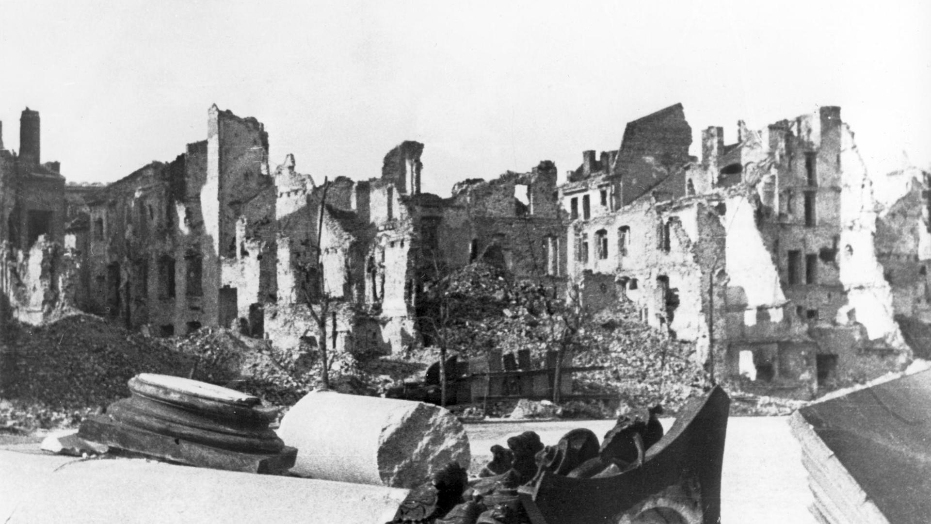 Hausruinen in der polnischen Hauptstadt Warschau im Jahre 1945. Im Vordergrund die umgestürzte Säule des Denkmals von König Sigismund III. Hausruinen in der polnischen Hauptstadt Warschau im Jahre 1945. Im Vordergrund die umgestürzte Säule des Denkmals von König Sigismund III.