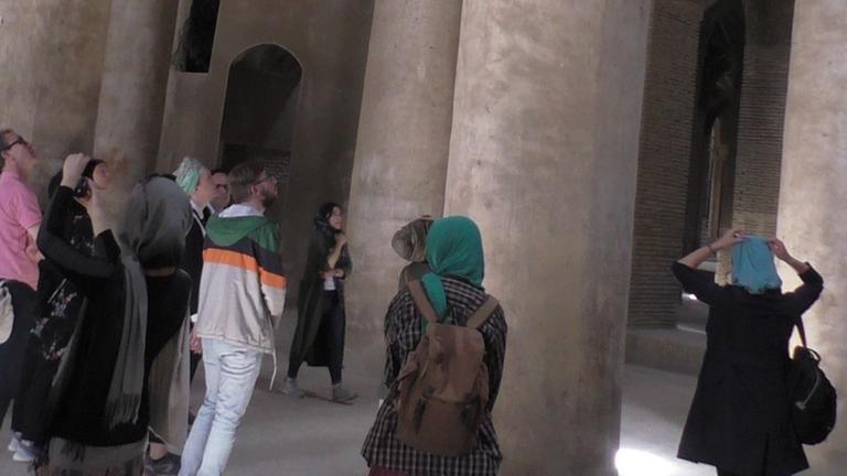 ESFAHAN_Freitagsmoschee: Deutsche Studierende mit Guide ESFAHAN_Freitagsmoschee: Deutsche Studierende mit Guide