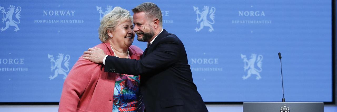 Gesundheitsminister Hoie umarmt Ministerpräsidentin Solberg Gesundheitsminister Hoie umarmt Ministerpräsidentin Solberg