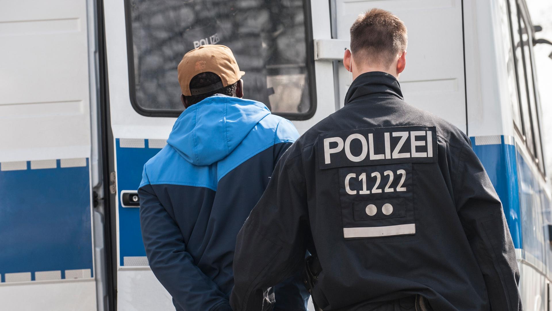 Ein Polizist hat am 10.04.2015 in Berlin am Görlitzer Park einen Mann festgenommen. Ein Polizist hat am 10.04.2015 in Berlin am Görlitzer Park einen Mann festgenommen.