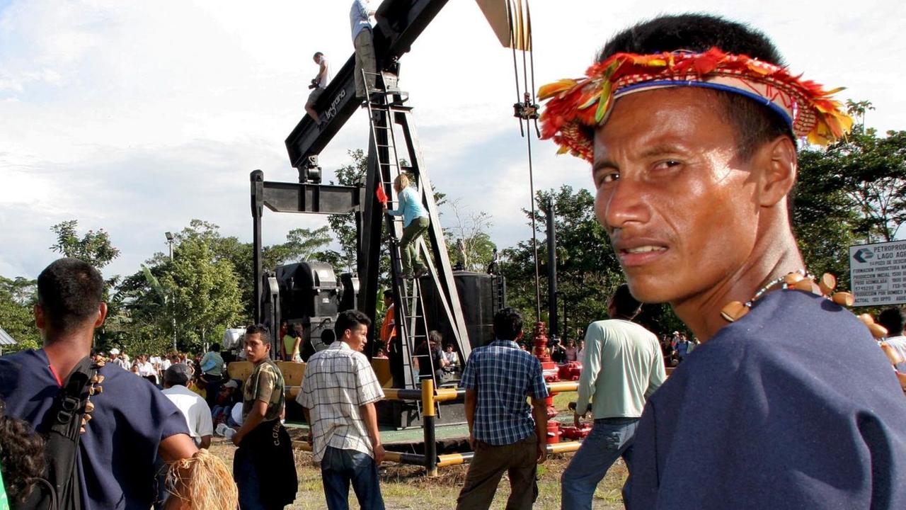 Die indigene Bevölkerung der ecuadorianischen Provinzen Sucumbios und Orellana protestieren gegen die Umweltverschmutzung durch Ölförderung. Die indigene Bevölkerung der ecuadorianischen Provinzen Sucumbios und Orellana protestieren gegen die Umweltverschmutzung durch Ölförderung.