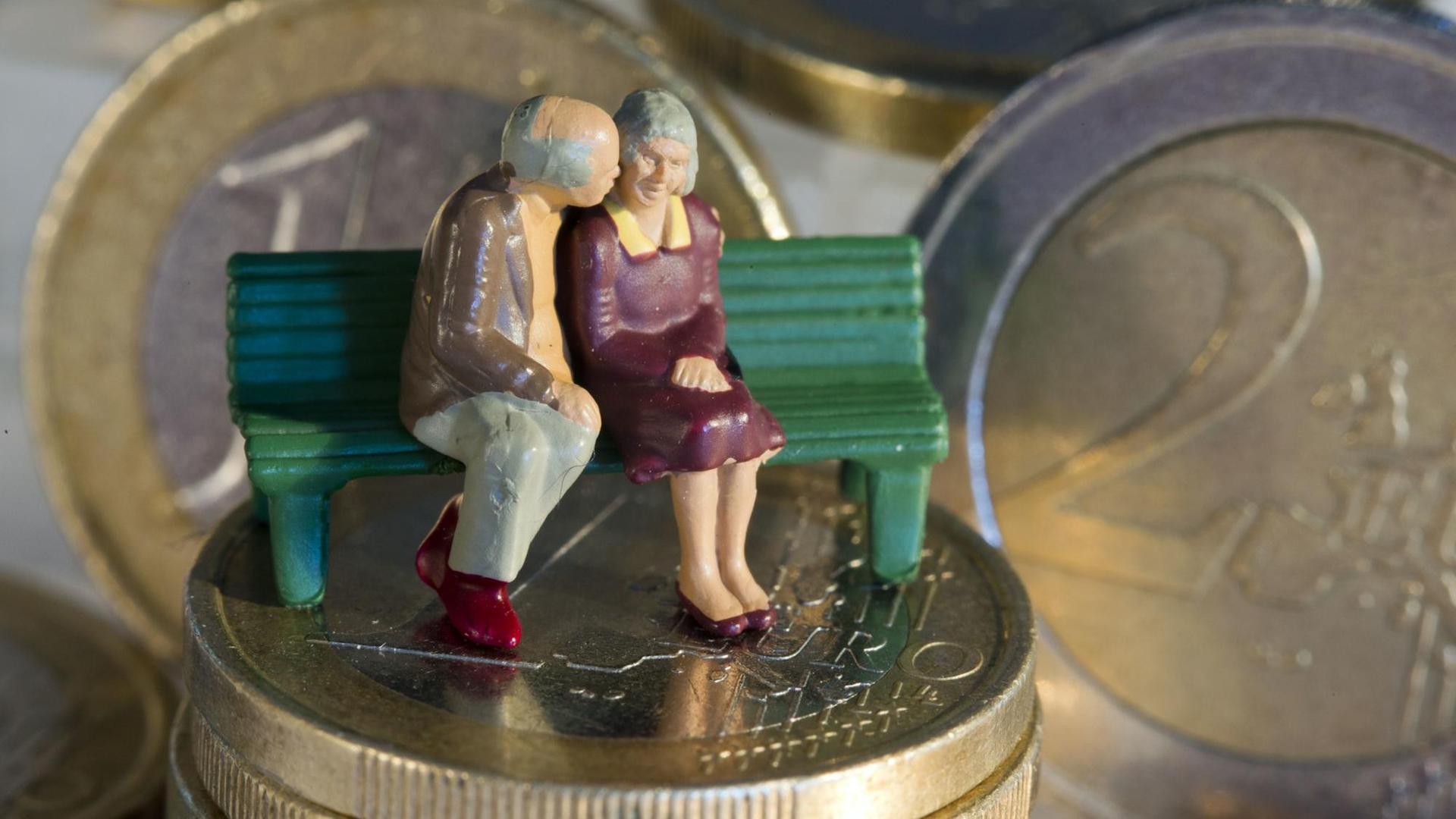 Als Miniaturfiguren sind zwei Senioren auf Euro-Münzen zu sehen Als Miniaturfiguren sind zwei Senioren auf Euro-Münzen zu sehen