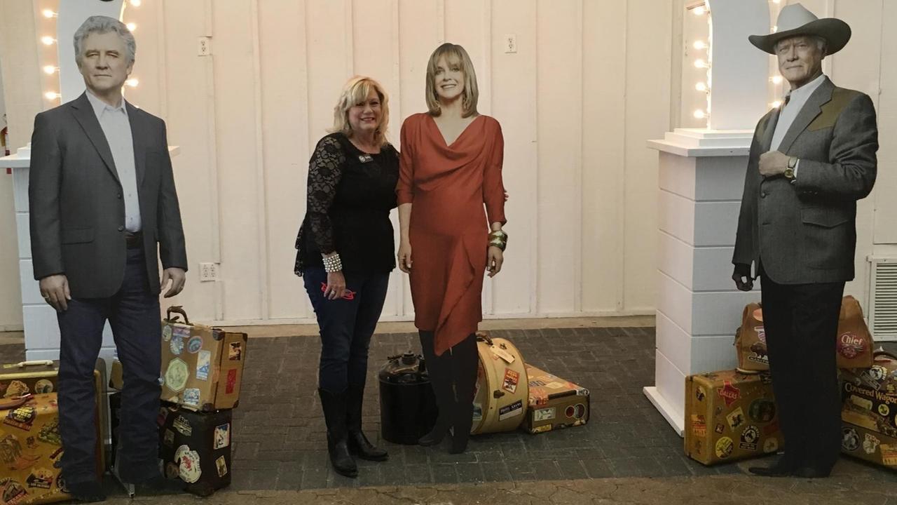 Ein Fan der TV-Serie posiert mit drei Pappfiguren aus "Dallas" Ein Fan der TV-Serie posiert mit drei Pappfiguren aus "Dallas"