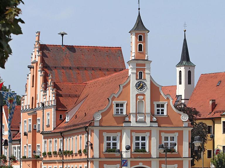 Das Rathaus einer Kleinstadt in Bayern. 
