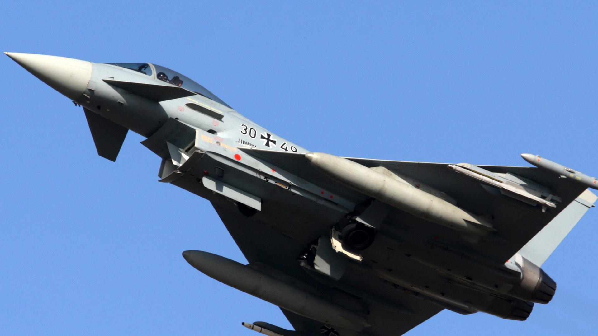 Über dem Bundeswehr-Flughafen Rostock-Laage (Mecklenburg-Vorpommern) trainiert am 06.03.2014 ein Eurofighter des Jagdgeschwaders 73 "Steinhoff". Über dem Bundeswehr-Flughafen Rostock-Laage (Mecklenburg-Vorpommern) trainiert am 06.03.2014 ein Eurofighter des Jagdgeschwaders 73 "Steinhoff".