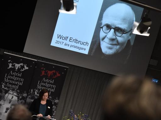 Der deutsche Illustrator Wolf Erlbruch beim Bekanntgeben des Astrid Lindgren Memorial Preis während der Pressekonferenz in der Königlichen Bibliothek in Stockholm am 4.4.2017.
