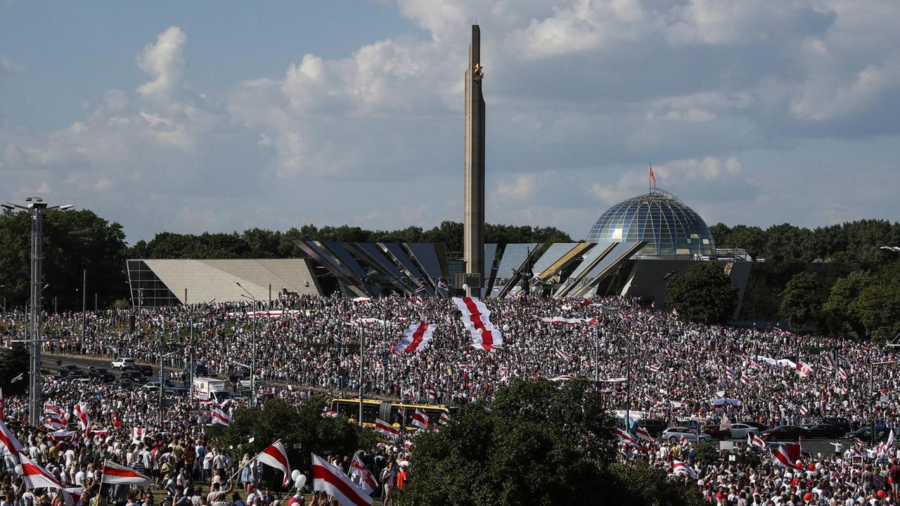Eine Luftaufnahme zeigt unzählige Demonstranten am 16. August 2020 in Minsk, Belarus. In der belarussischen Hauptstadt und anderswo im Land gab es täglich Demonstrationen, nachdem Präsident Alexander Lukaschenko den von Kritikern als betrügerisch bezeichneten Wahlsieg vom 9. August verkündet hatte. Eine Luftaufnahme zeigt unzählige Demonstranten am 16. August 2020 in Minsk, Belarus. In der belarussischen Hauptstadt und anderswo im Land gab es täglich Demonstrationen, nachdem Präsident Alexander Lukaschenko den von Kritikern als betrügerisch bezeichneten Wahlsieg vom 9. August verkündet hatte.