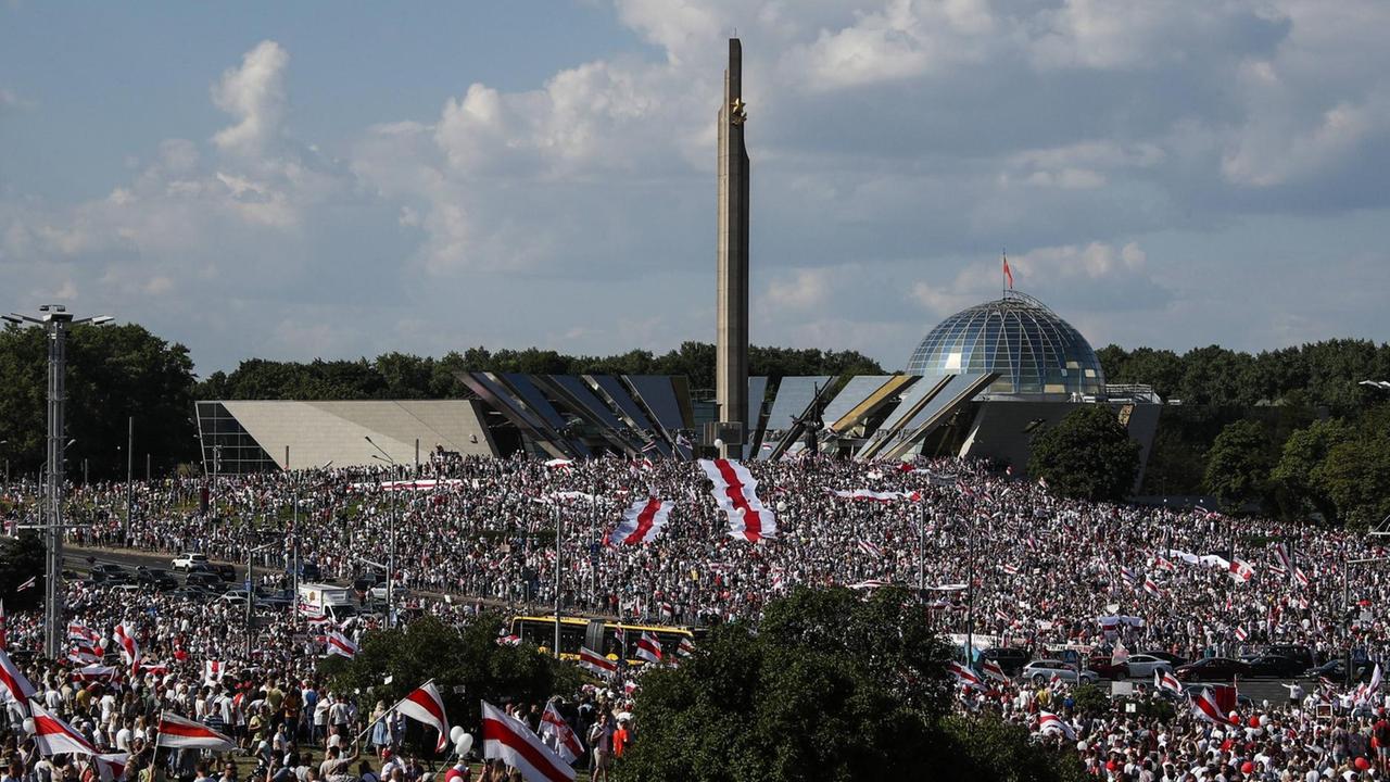 Eine Luftaufnahme zeigt unzählige Demonstranten am 16. August 2020 in M...</p>

                        <a href=