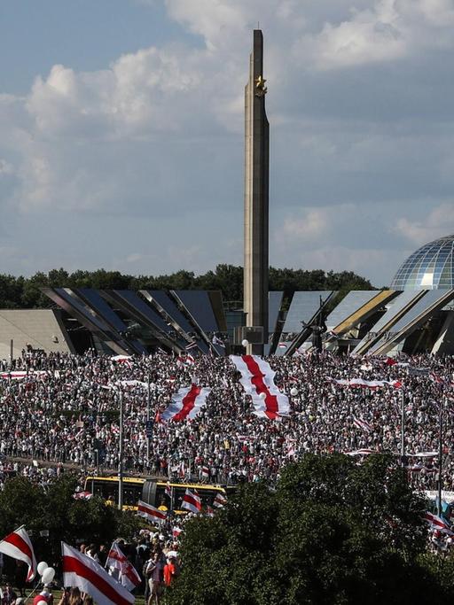Eine Luftaufnahme zeigt unzählige Demonstranten am 16. August 2020 in Minsk, Belarus. In der belarussischen Hauptstadt und anderswo im Land gab es täglich Demonstrationen, nachdem Präsident Alexander Lukaschenko den von Kritikern als betrügerisch bezeichneten Wahlsieg vom 9. August verkündet hatte.