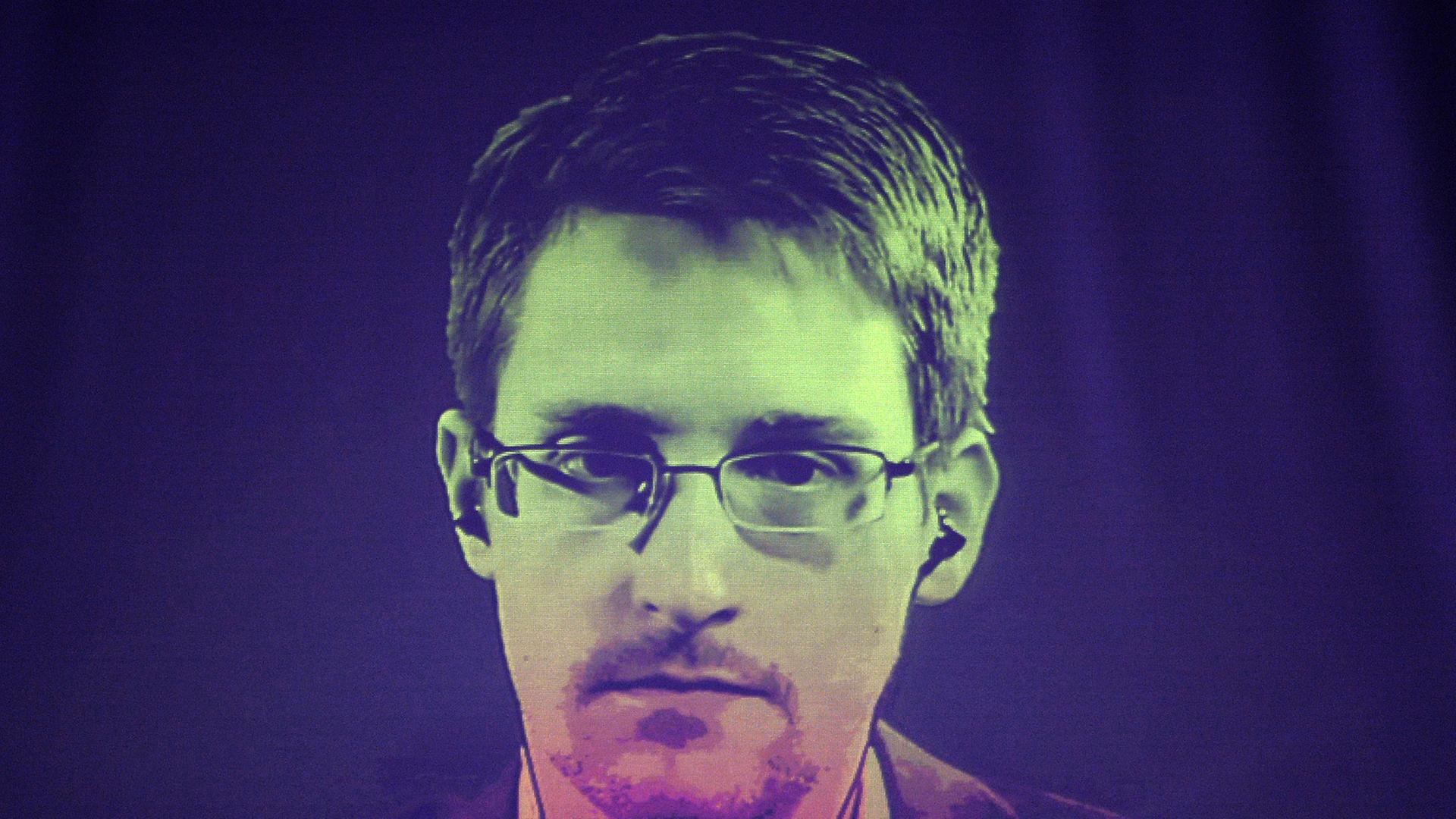 Der US-Enthüller Edward Snowden ist auf einem Bildschirm zu sehen während einer Videokonferenz mit dem Europäischen Rat in Straßburg.