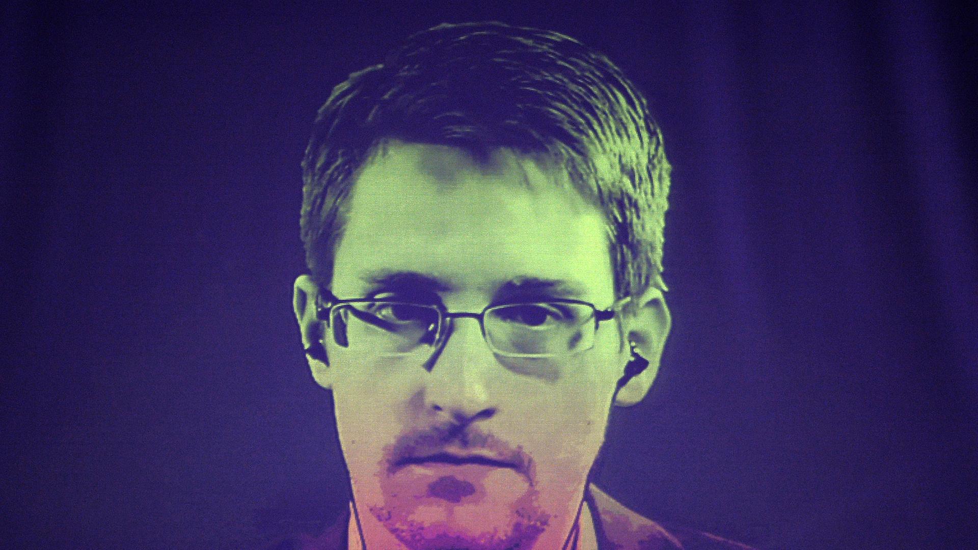 Der US-Enthüller Edward Snowden ist auf einem Bildschirm zu sehen während einer Videokonferenz mit dem Europäischen Rat in Straßburg. Der US-Enthüller Edward Snowden ist auf einem Bildschirm zu sehen während einer Videokonferenz mit dem Europäischen Rat in Straßburg.