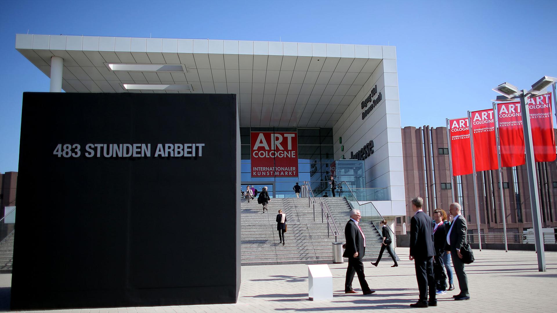 Der Zementkubus "483 Stunden Arbeit" von Santiago Sierra steht am 15.04.2015 in Köln (Nordrhein-Westfalen) vor der Kunstmesse Art Cologne, die vom 16. bis 19.04.2015 stattfindet.