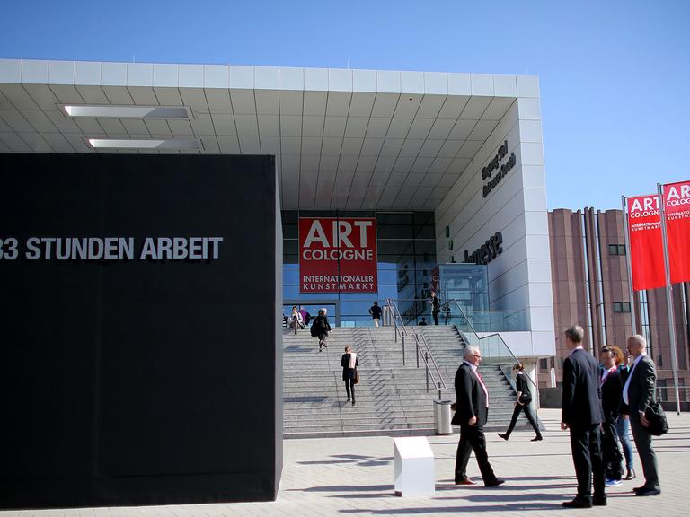 Der Zementkubus "483 Stunden Arbeit" von Santiago Sierra steht am 15.04.2015 in Köln (Nordrhein-Westfalen) vor der Kunstmesse Art Cologne, die vom 16. bis 19.04.2015 stattfindet.