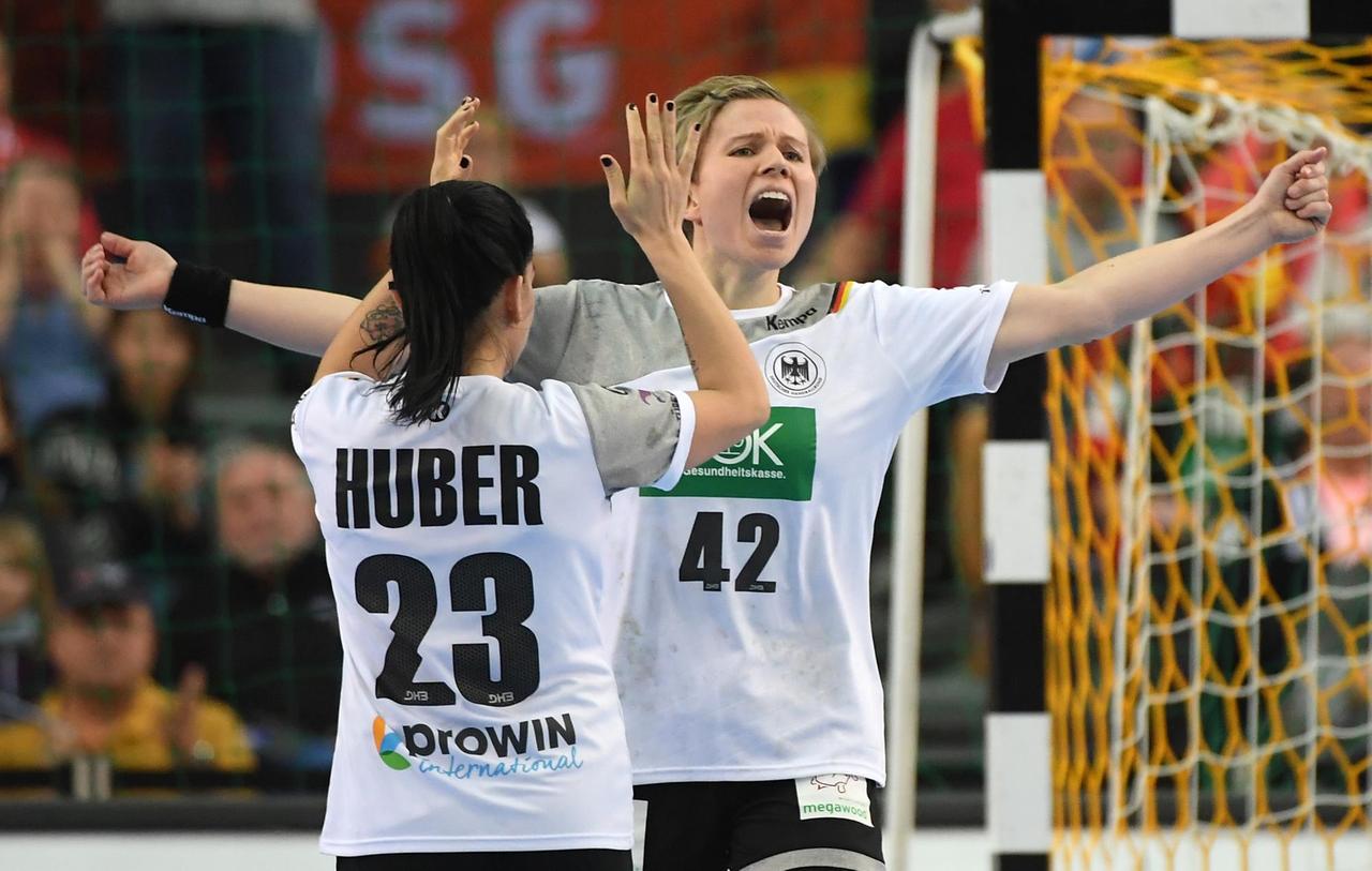 Deutschlands Svenja Huber (l.) und Friederike Gubernatis freuen sich über den Sieg gegen Südkorea bei der Handball-WM in Leipzig. 