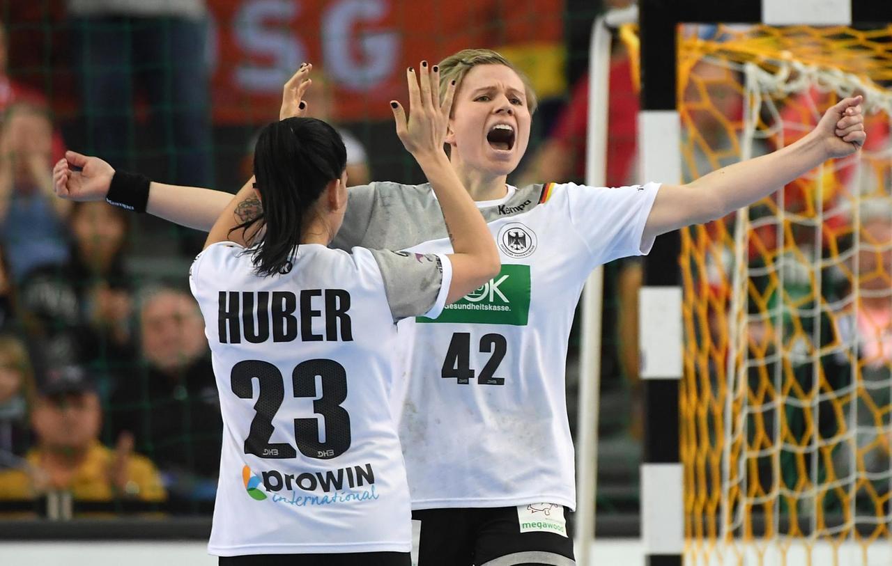 Deutschlands Svenja Huber (l.) und Friederike Gubernatis freuen sich über den Sieg gegen Südkorea bei der Handball-WM in Leipzig. Deutschlands Svenja Huber (l.) und Friederike Gubernatis freuen sich über den Sieg gegen Südkorea bei der Handball-WM in Leipzig.