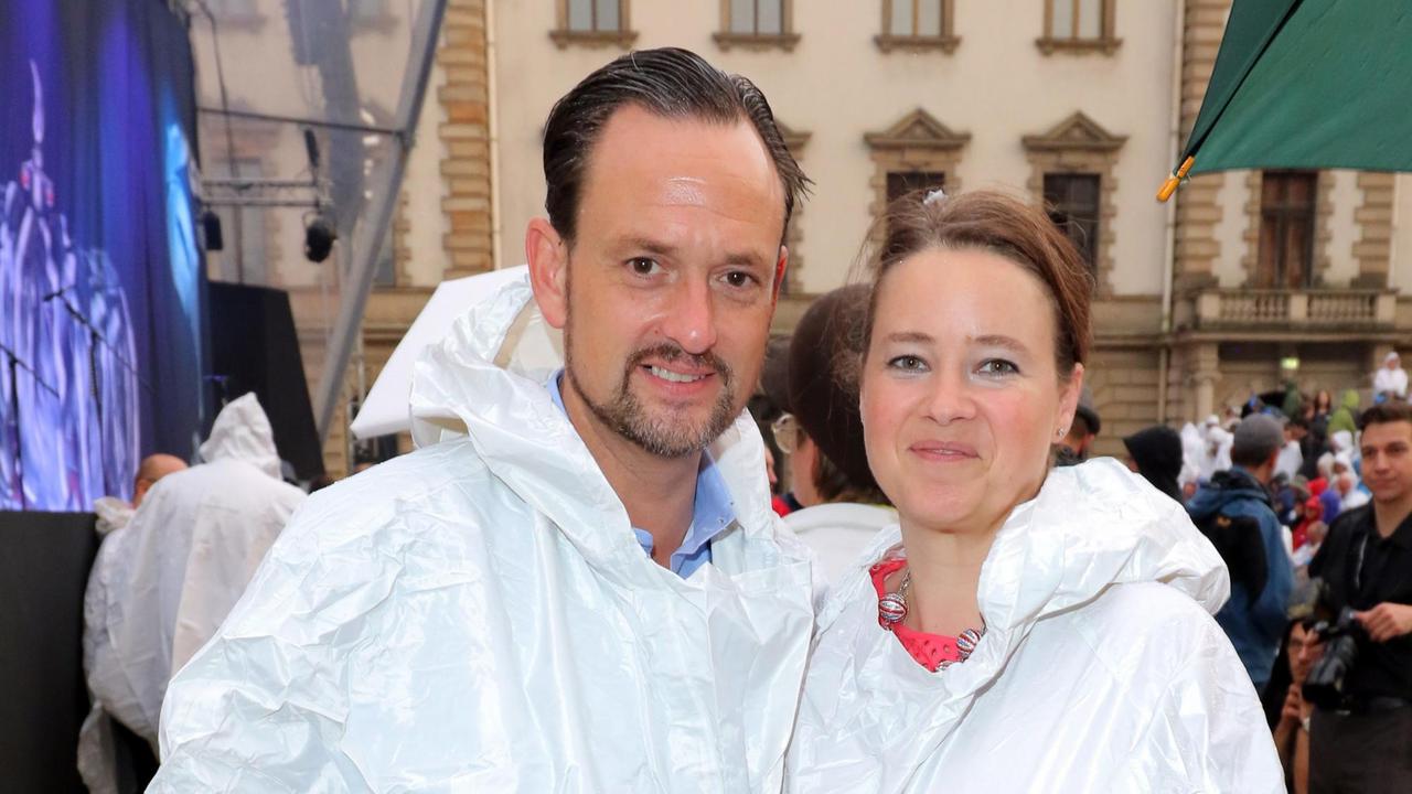 Alexander von Schönburg-Glauchau mit seiner Frau Irina (geb. Prinzessin von Hessen) beim Konzert der Band "The Scorpions" im Hof des Fürstlichen Schloss St. Emmeram in Regensburg, im Rahmen der Thurn und Taxis Schlossfestspiele Alexander von Schönburg-Glauchau mit seiner Frau Irina (geb. Prinzessin von Hessen) beim Konzert der Band "The Scorpions" im Hof des Fürstlichen Schloss St. Emmeram in Regensburg, im Rahmen der Thurn und Taxis Schlossfestspiele