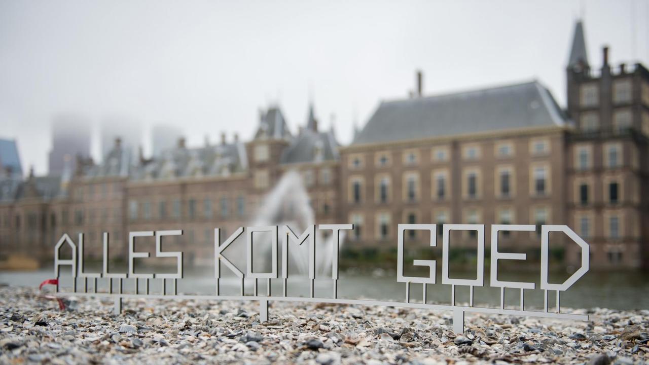 Der Schriftzug "Alles komt goed" (deutsch: Alles wird gut) ist vor dem niederländischen Parlamentsgebäude in Den Haag zu sehen. Der Schriftzug "Alles komt goed" (deutsch: Alles wird gut) ist vor dem niederländischen Parlamentsgebäude in Den Haag zu sehen.