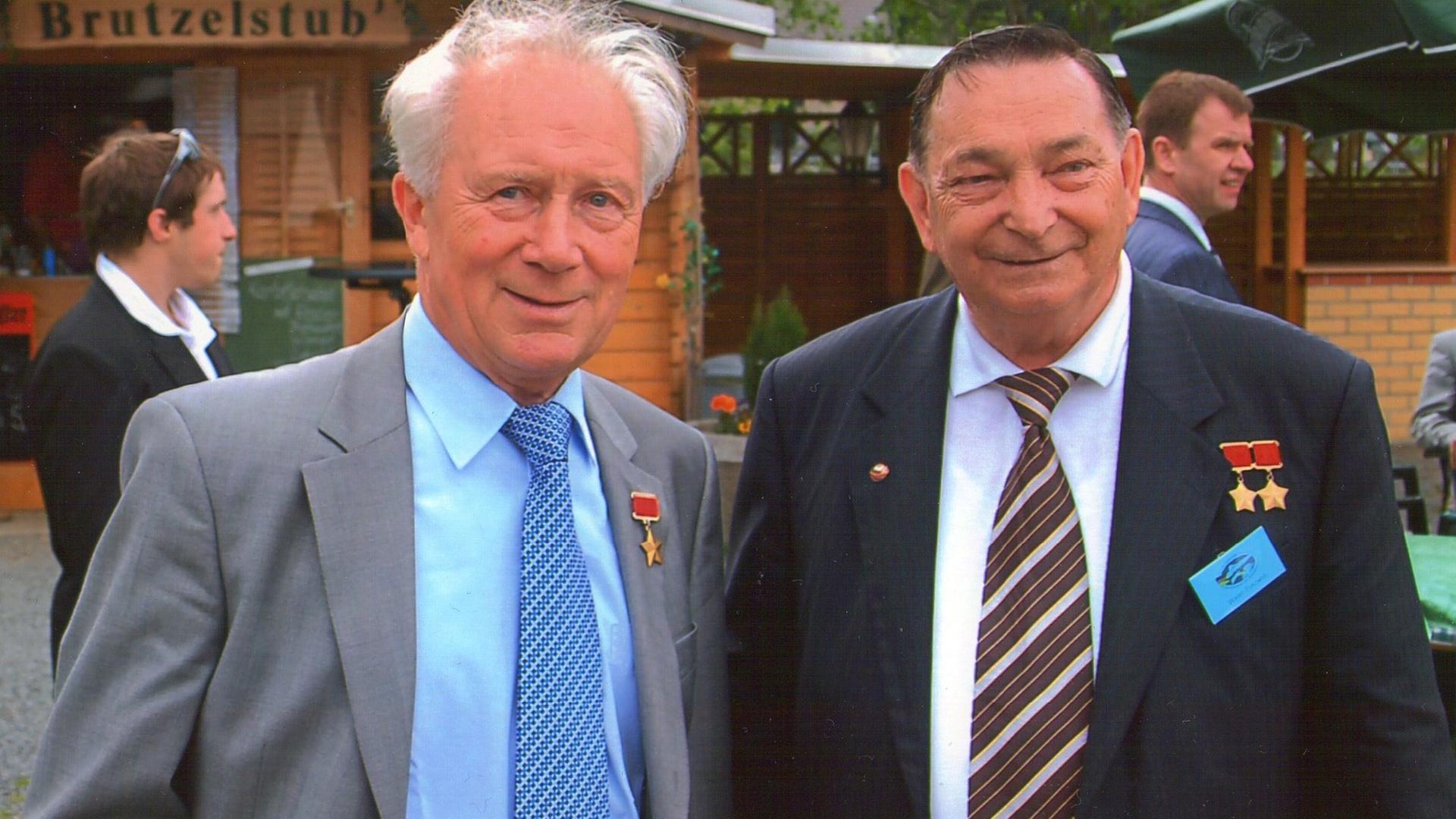 Der „Kommandant“ Waleri Bykowski (rechts) und Sigmund Jähn bei einem Treffen im Jahr 2011 Der „Kommandant“ Waleri Bykowski (rechts) und Sigmund Jähn bei einem Treffen im Jahr 2011