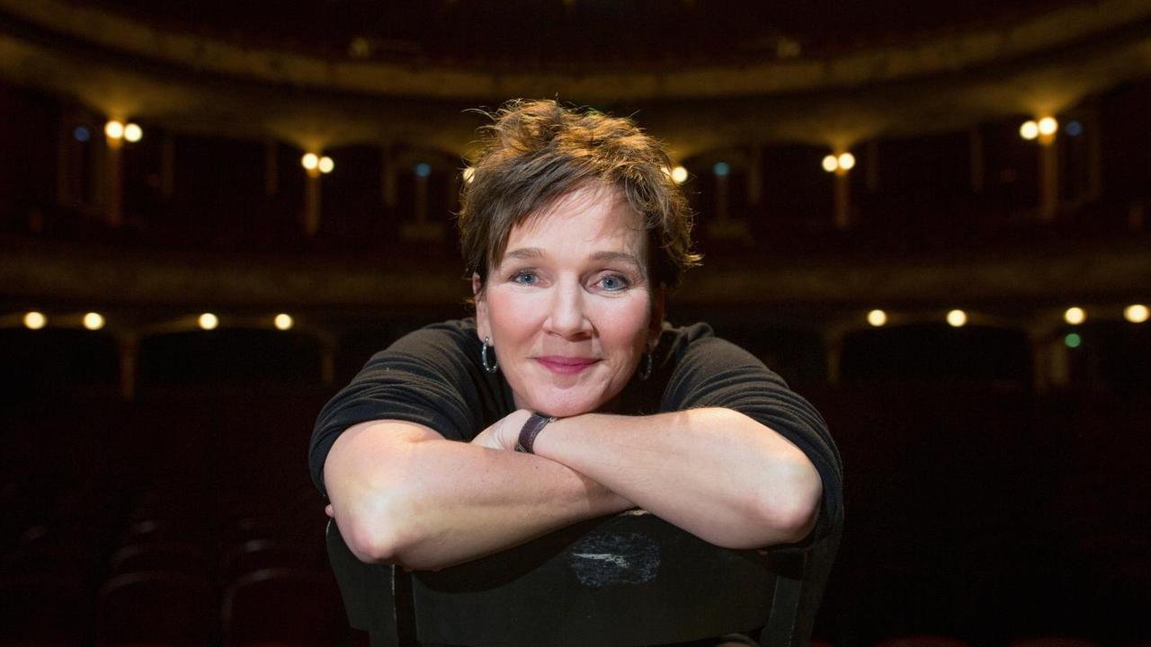 Porträt von Karin Beier auf der Theaterbühne. Porträt von Karin Beier auf der Theaterbühne.
