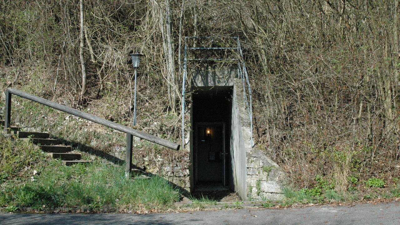 Im Aschoffs Bunker in Andechs wurden 25 Jahre lang Experimente durchgeführt. Mehr als 400 Freiwillige ließen sich dabei einsperren um die Effekte von Isolation zu untersuchen. Im Aschoffs Bunker in Andechs wurden 25 Jahre lang Experimente durchgeführt. Mehr als 400 Freiwillige ließen sich dabei einsperren um die Effekte von Isolation zu untersuchen.