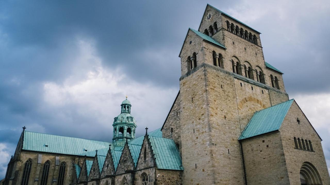 13.11.2018, Niedersachsen, Hannover: Dunkle Wolken ziehen über dem Hildesheimer Dom vorbei. Das Bistum informiert über einen neuen Missbrauchsvorwurf gegen den ehemaligen Hildesheimer Bischof Janssen. Ein ehemaliger Bewohner eines kirchlichen Kinderheims in Hildesheim habe sich dem Bistum anvertraut und dem Bischof Missbrauch vorgeworfen. Foto: Ole Spata/dpa | Verwendung weltweit 13.11.2018, Niedersachsen, Hannover: Dunkle Wolken ziehen über dem Hildesheimer Dom vorbei. Das Bistum informiert über einen neuen Missbrauchsvorwurf gegen den ehemaligen Hildesheimer Bischof Janssen. Ein ehemaliger Bewohner eines kirchlichen Kinderheims in Hildesheim habe sich dem Bistum anvertraut und dem Bischof Missbrauch vorgeworfen. Foto: Ole Spata/dpa | Verwendung weltweit