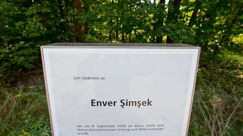 Eine Gedenktafel an den vom NSU ermordeten Enver Simsek am Tatort in Nürnberg (Bayern).