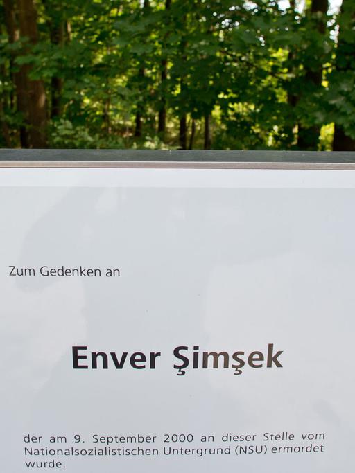 Eine Gedenktafel an den vom NSU ermordeten Enver Simsek am Tatort in Nürnberg (Bayern).