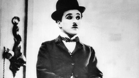 Aufnahme des englischen Schauspielers, Regisseurs, Drehbuchautors und Produzenten Charlie Chaplin als "Tramp". 