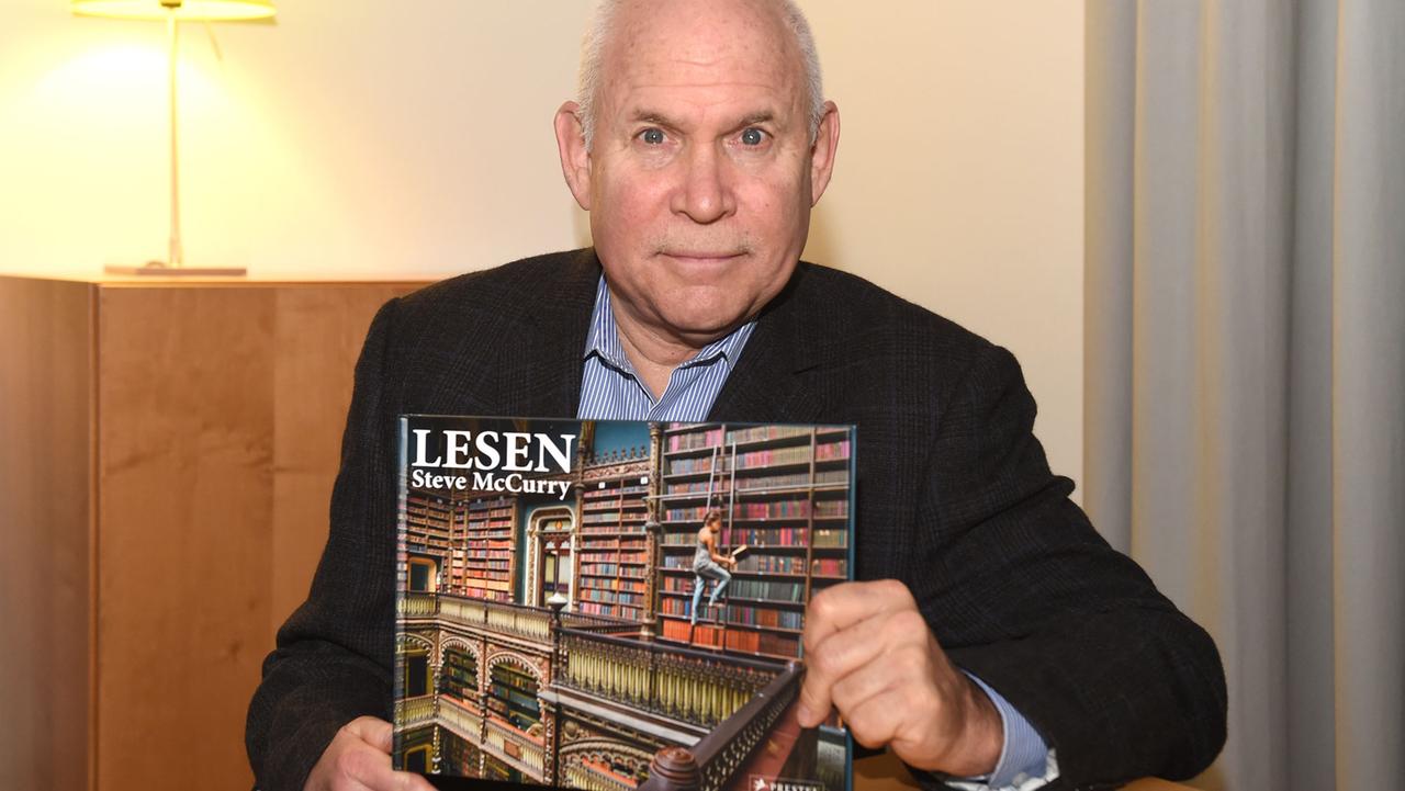 Der US-Fotograf Steve McCurry mit seinem Buch "Lesen" Der US-Fotograf Steve McCurry mit seinem Buch "Lesen"