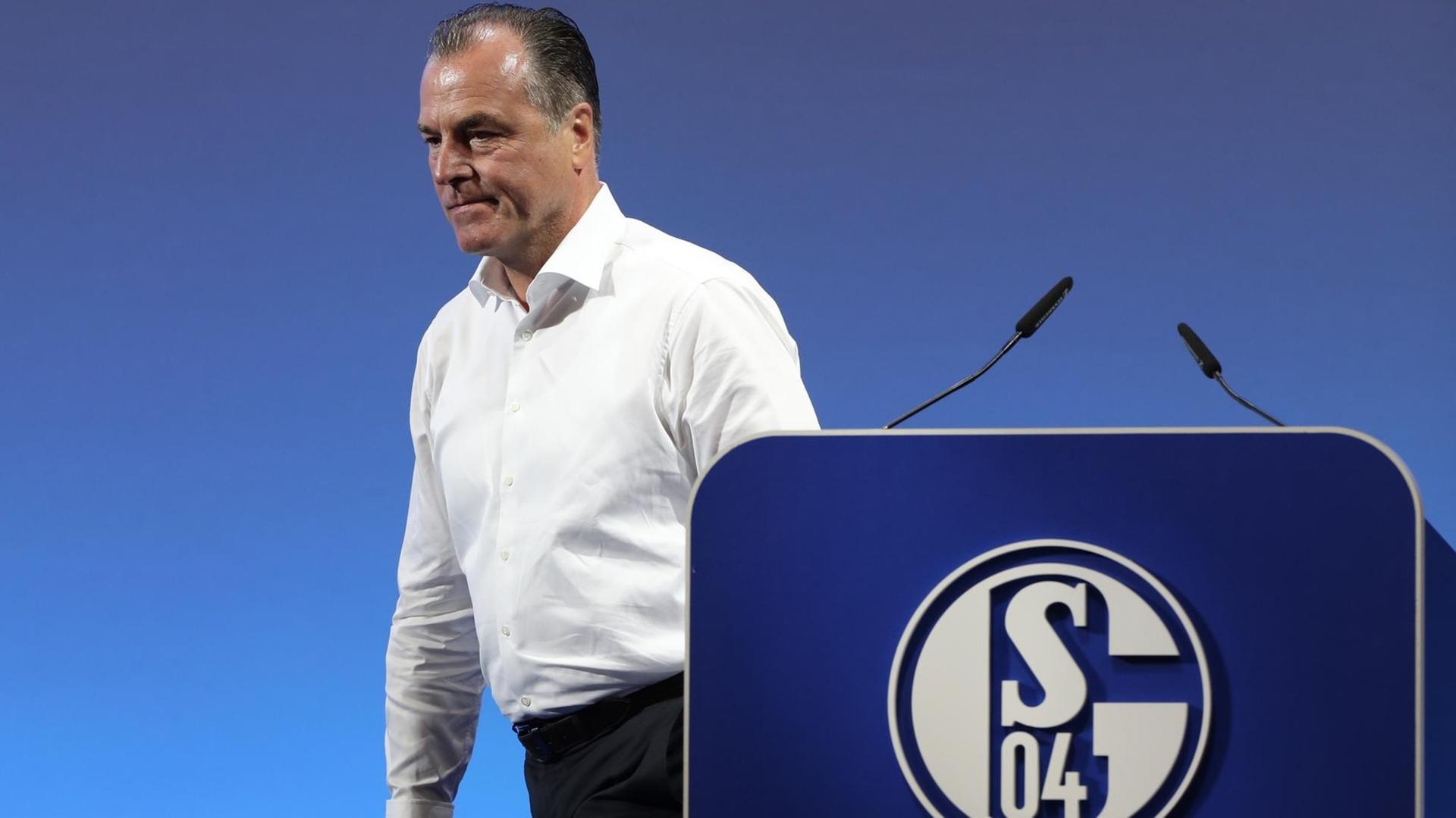 Schalkes Aufsichtsratsvorsitzender Clemens Tönnies verlässt das Rednerpult bei der Mitgliederversammlung des Vereins. Schalkes Aufsichtsratsvorsitzender Clemens Tönnies verlässt das Rednerpult bei der Mitgliederversammlung des Vereins.