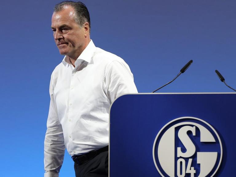Schalkes Aufsichtsratsvorsitzender Clemens Tönnies verlässt das Rednerpult bei der Mitgliederversammlung des Vereins.