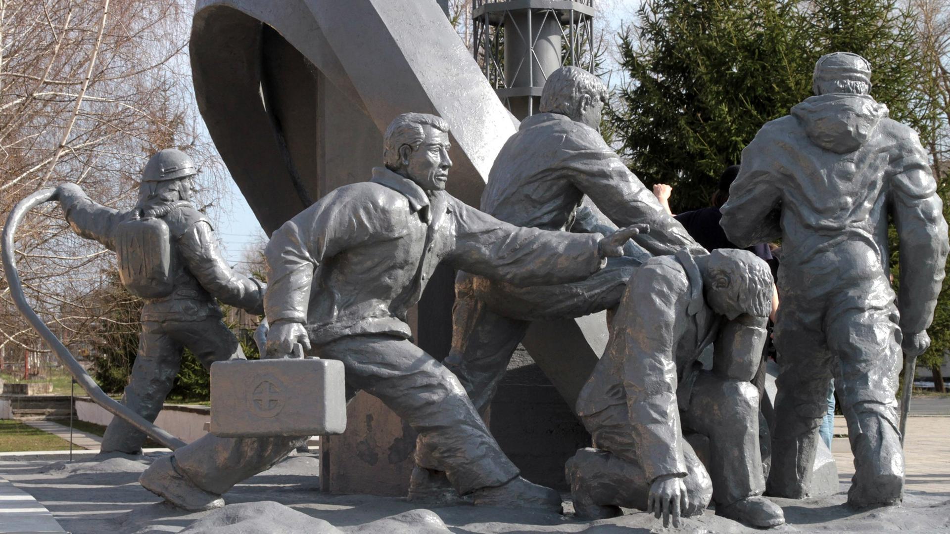 Das Denkmal für die Helden und Feuerwehrleute von Tschernobyl in der Ukraine. Das Denkmal für die Helden und Feuerwehrleute von Tschernobyl in der Ukraine.