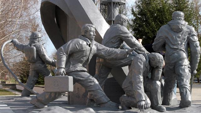Das Denkmal für die Helden und Feuerwehrleute von Tschernobyl in der Ukraine.