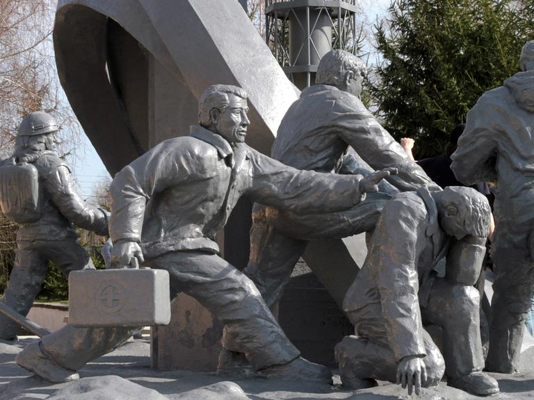 Das Denkmal für die Helden und Feuerwehrleute von Tschernobyl in der Ukraine.