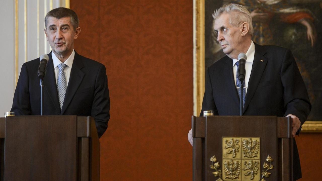 Tschechiens Premierminister Andrej Babis (links) und der Präsident des Landes, Milos Zeman, bei einer Pressekonferenz in Prag