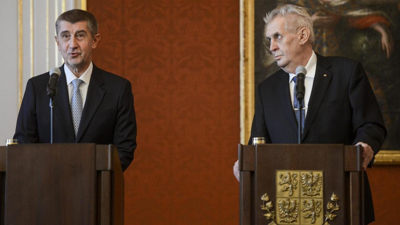 Tschechiens Premierminister Andrej Babis (links) und der Präsident des Landes, Milos Zeman, bei einer Pressekonferenz in Prag Tschechiens Premierminister Andrej Babis (links) und der Präsident des Landes, Milos Zeman, bei einer Pressekonferenz in Prag