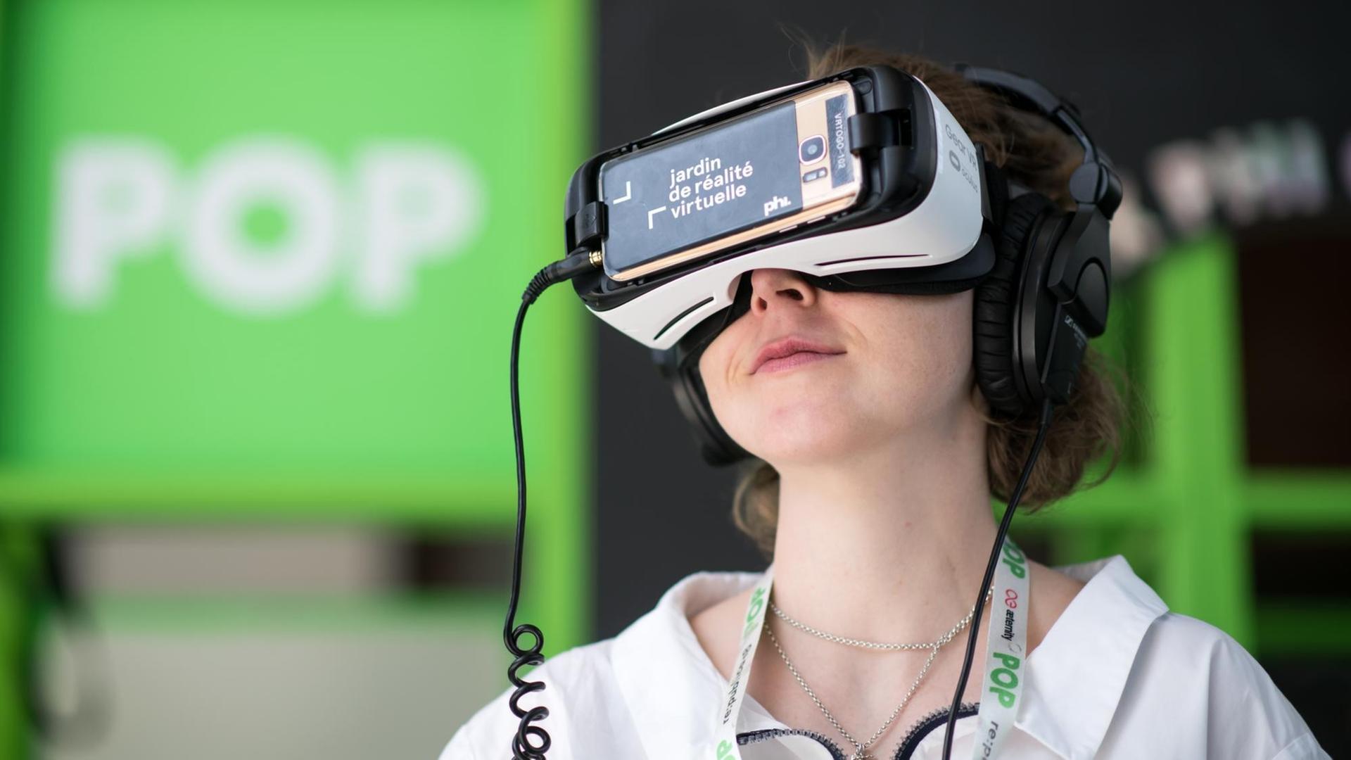 Eine Besucherin aus München schaut sich bei der Internetkonferenz "re:publica 2018" Virtual-Reality-Kurzfilme an. Eine Besucherin aus München schaut sich bei der Internetkonferenz "re:publica 2018" Virtual-Reality-Kurzfilme an.