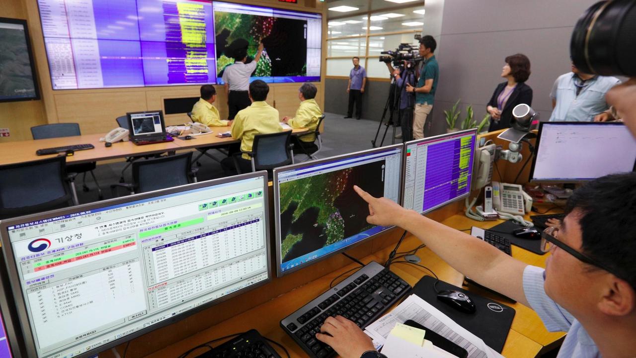 Ein südkoreanischer Behördenmitarbeiter zeigt auf eine Karte auf einem Computerbildschirm, auf der das Epizentrum des durch den nordkoreanischen Atomtest ausgelösten Erdbebens zu sehen ist. Ein südkoreanischer Behördenmitarbeiter zeigt auf eine Karte auf einem Computerbildschirm, auf der das Epizentrum des durch den nordkoreanischen Atomtest ausgelösten Erdbebens zu sehen ist.