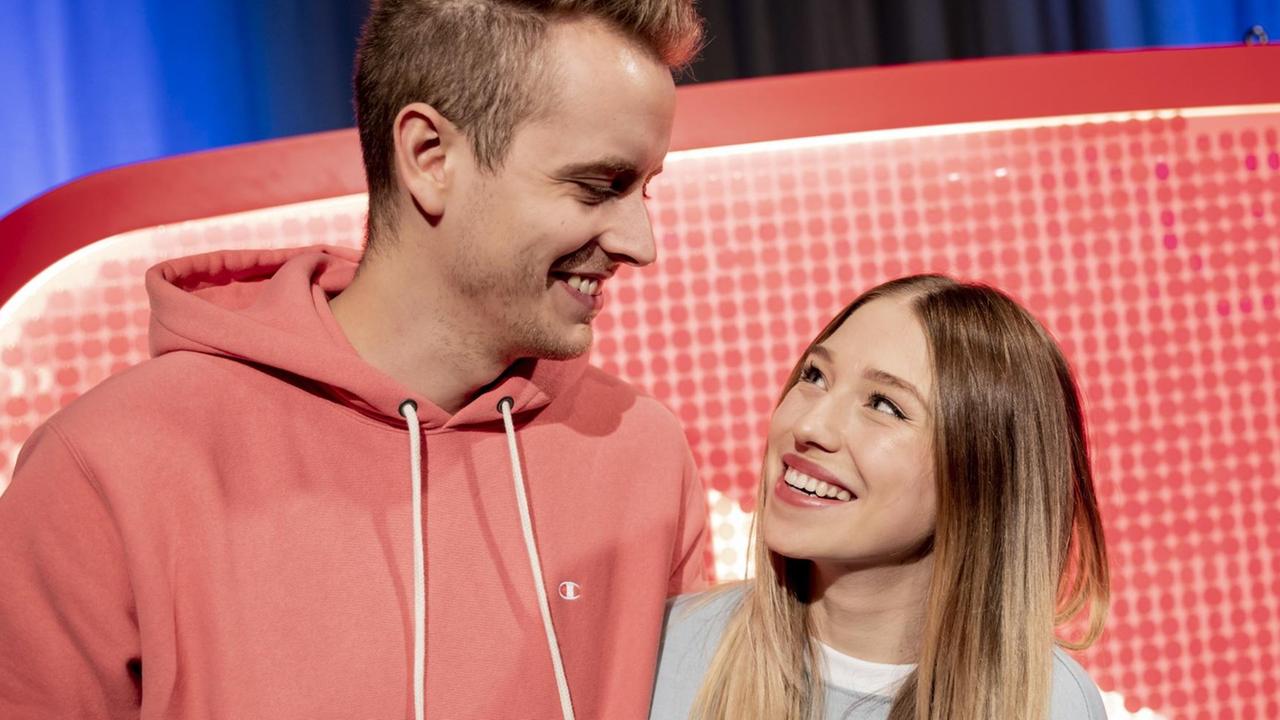 Das YouTuber-Paar Julian «Julienco» Claßen und Bianca «Bibi» Claßen schauen sich beim YouTube-Jahresrückblick 2018 im YouTube Space Berlin vor einem YouTube-Logo an. Das YouTuber-Paar Julian «Julienco» Claßen und Bianca «Bibi» Claßen schauen sich beim YouTube-Jahresrückblick 2018 im YouTube Space Berlin vor einem YouTube-Logo an.